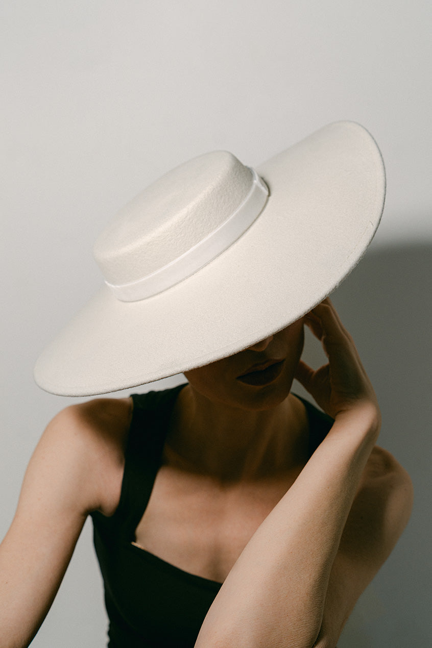 Elegant winter wide brim hat white