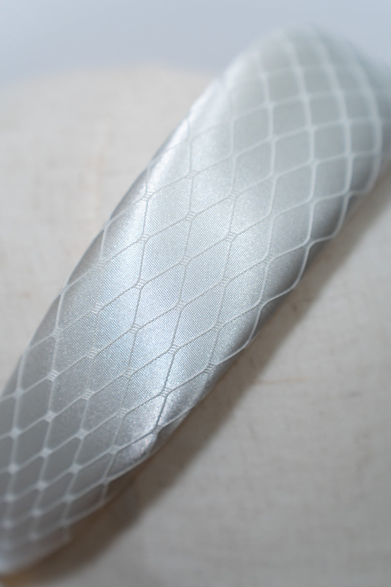 detail of white halo band